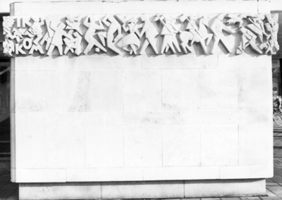 156125 Afbeelding van het stenen reliëf Ik kom, ik ga van Willy Mignot in de straatgevel van het N.S.-station Eindhoven ...