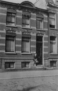 24749 Gezicht op de voorgevel van het huis F. C. Dondersstraat 18 te Utrecht.