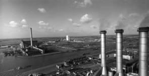 25641 Panorama van het noordwestelijk deel van Utrecht, over het industrieterrein Lage Weide, vanaf de schoorsteen bij ...