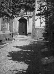 80474 Gezicht op de achterpoort van de voormalige Statenkamer, het Zoölogisch Museum en Laboratorium (Janskerkhof 3) te ...