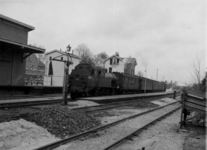 161080 Afbeelding van de stoomlocomotief nr. 6008 (serie 6000) van de N.S. met een trein bij vertrek uit het ...