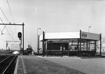 150732 Gezicht op de overweg en het N.S.-station Utrecht Overvecht te Utrecht.