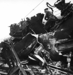 157470 Afbeelding van een reddingswerker op de wrakstukken van het bij de treinramp te Harmelen geheel vernielde ...