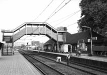 150588 Gezicht op perrons en de voetgangersbrug van het N.S.-station Putten te Putten.