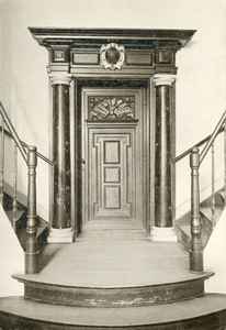 82268 Interieur van de Pieterskerk (Pieterskerkhof) te Utrecht: ingangspartij van de kapittelzaal.