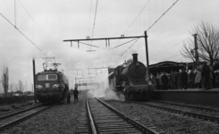 161462 Afbeelding van de stoomlocomotief nr. 3737 (serie 3700/3800) van de N.S. tijdens het officiële afscheid van de ...