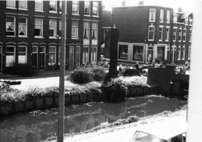 86568 Gezicht over het Zwarte Water op de Zaagmolenkade te Utrecht tijdens het kappen van een boom bij de Floris ...