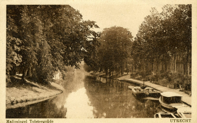 122137 Gezicht op de Stadsbuitengracht te Utrecht; rechts de voorgevels van de huizen aan de Tolsteegsingel.