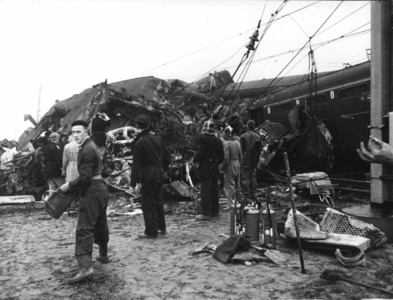 157528 Afbeelding van reddingswerkers op zoek naar slachtoffers tussen de wrakstukken van de bij de treinramp te ...