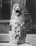 76667 Afbeelding van de onlangs onthulde stenen leeuw bij de entree van het Hoofdpostkantoor (Neude) te Utrecht.