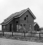 158097 Gezicht op een tijdens de oorlog vernielde wachterswoning te Geertruidenberg.