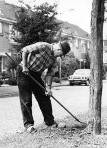 90301 Afbeelding van de heer M. C. J. Versteeg ( Tinus de Boer ) van de plantsoenendienst (ploeg Vleuten) van de ...