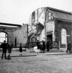 159081 Gezicht op een gedeelte van het tijdens de oorlog vernielde N.S.-station Lage Zwaluwe te Zevenbergschenhoek.