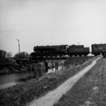 158977 Afbeelding van een stoomlocomotief van het Britse War Department ( Austerities , overgenomen door N.S.) op de ...