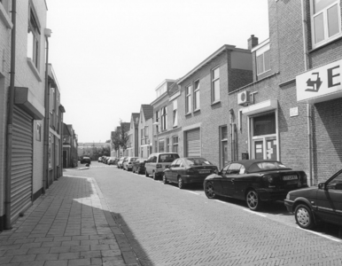 121909 Gezicht in de Fabriekstraat te Utrecht, uit het noordoosten; rechts de huizen nrs. 7 (rechts)- hoger; geheel ...