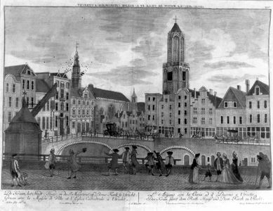 30404 Gezicht op de Oudegracht te Utrecht met links de huizen aan de Stadhuisbrug en daarachter de Domkerk en rechts de ...