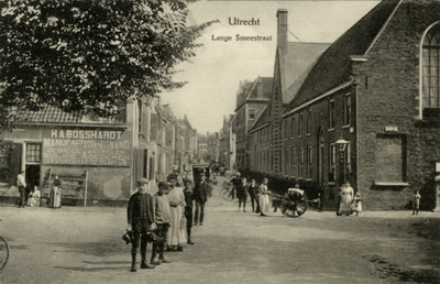 123235 Gezicht in de Lange Smeestraat te Utrecht met rechts het Algemeen Gasthuis (Bartholomeïgasthuis, Lange Smeestraat 40).
