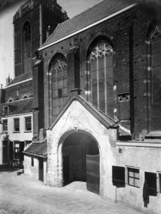 81801 Gezicht op de zuidgevel van de Buurkerk (Buurkerkhof) te Utrecht, uit het zuidoosten.