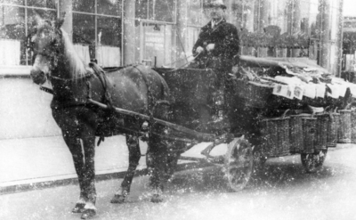 121898 Afbeelding van groenteboer Nicolaas Gerardus Bergsteijn (geb. 1888, overl. 1972) op zijn groentekar met paard ...