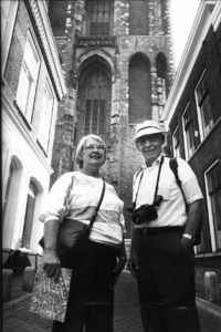 70159 Afbeelding van twee Amerikaanse toeristen in de Servetstraat te Utrecht.