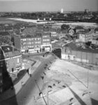 156394 Overzicht van het stadsdeel Woensel te Eindhoven, met op de achtergrond het N.S.-station Eindhoven en de ...