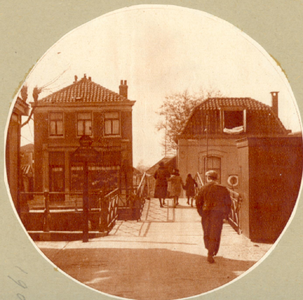 83533 Gezicht op de Knollenbrug over de Vecht te Utrecht; op de achtergrond de ingang van de Zeilsteeg met links de ...