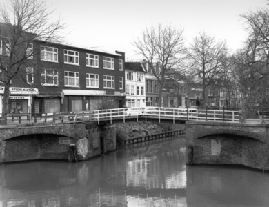 83463 Gezicht op de Weerdbrug over de Stadsbuitengracht te Utrecht; op de achtergrond de Weerdsingel O.Z.