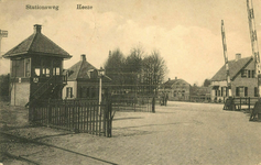 162924 Gezicht op de spoorwegovergang in de Stationsweg te Heeze, met links het seinhuis A en de woning van de ...