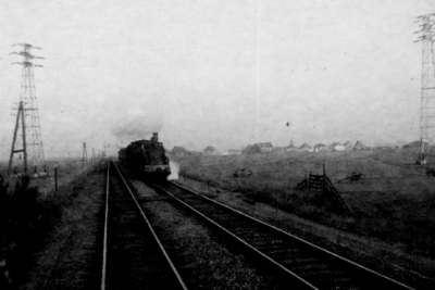 161237 Afbeelding van trein 3207 uit Harlingen, getrokken door een stoomlocomotief uit de serie 1700/1800 van de N.S. ...