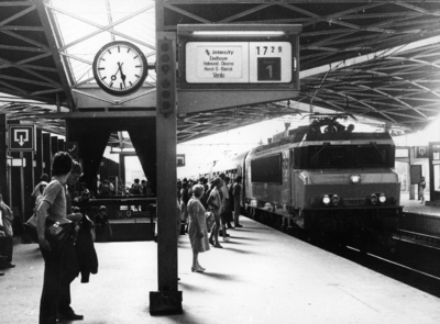 155443 Afbeelding van de electrische locomotief nr. 1624 (serie 1600) van de N.S. met ICR-rijtuigen langs het perron ...