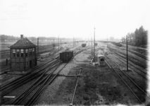 163260 Gezicht op het rangeerterrein te Susteren met links het seinhuis.