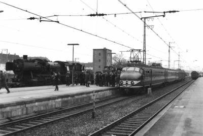 161465 Afbeelding van het electrische treinstel nr. 726 (mat. 1954, plan F) van de N.S. langs het perron van het ...
