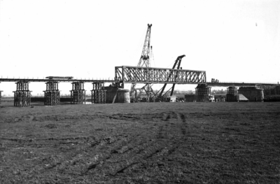 152682 Gezicht op het plaatsen van een gedeelte van de spoorbrug te Gennep.