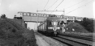 155599 Afbeelding van een electrisch treinstel mat. 1946 van de N.S. op de spoorlijn Utrecht-Arnhem ter hoogte van de ...