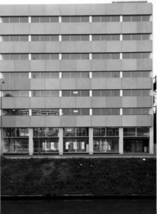 55047 Gezicht op de voorgevel van het kantoorgebouw Catharijnesingel 56 (Catharijneborch) te Utrecht.