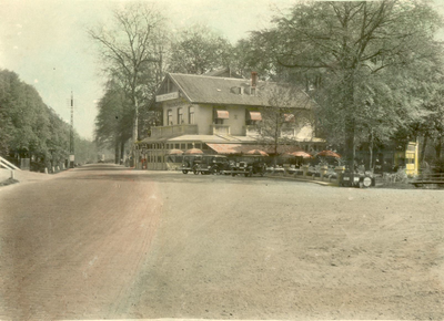88859 Gezicht vanuit het zuidwesten op de voor- en zijgevel van hotel-café-restaurant Den Hommel (Rijksstraatweg 46) te ...