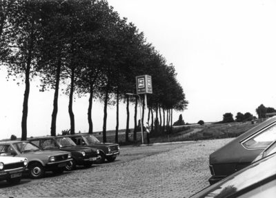154552 Gezicht op de P+R-parkeerplaats bij het N.S.-station Lage Zwaluwe te Zevenbergschenhoek.