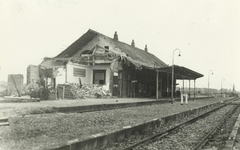 163044 Gezicht op het tijdens de oorlog vernielde N.S.-station Raalte te Raalte.