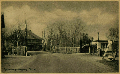 163124 Gezicht op de spoorwegovergang bij de halte Stroe van de N.S.