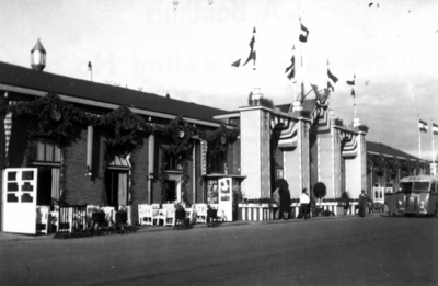 162668 Gezicht op het N.S.-station Breda te Breda, met versieringen ter gelegenheid van het 100-jarig jubileum van de ...