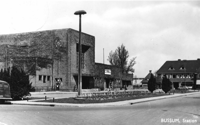 161488 Gezicht op het N.S.-station Naarden-Bussum te Bussum.