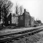 159048 Gezicht op de tijdens de oorlog vernielde wachterswoning nr. 13 bij de spoorbrug over het Overijsselsch Kanaal ...