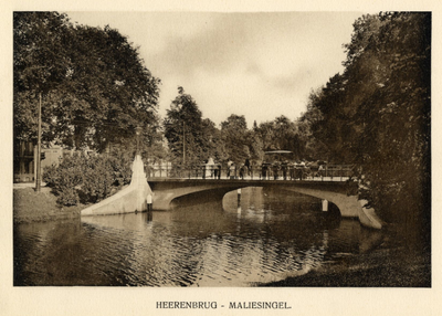 120357 Gezicht op de Herenbrug over de Stadsbuitengracht te Utrecht met links de Maliesingel.