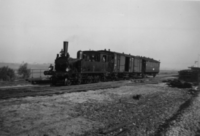 160702 Afbeelding van de stoomlocomotief nr. 7001 (serie 7000) van de N.S. met een lokaaltrein uit Uithoorn bij het ...