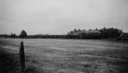 160772 Afbeelding van een stoomlocomotief uit de serie 3900 (serie 3900) van de N.S. met trein D 112 tussen Oldenzaal ...