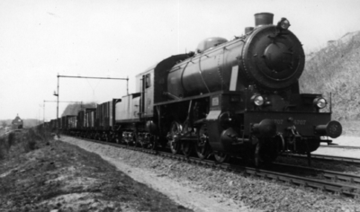 160835 Afbeelding van de stoomlocomotief nr. 4707 (serie 4700) van de N.S. tijdens een proefrit Amersfoort-Arnhem bij ...