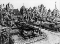 30984 Gezicht vanaf de Catharijnesingel op de stadsbuitengracht met de Bartholomeïbrug te Utrecht uit het westen, met ...