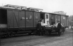 160804 Afbeelding van het inladen van postzakken in de bagagewagen D15 van de N.T.M. in tram 212 naar Tzummarum op het ...