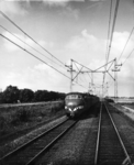 155609 Afbeelding van enkele gekoppelde electrische treinstellen mat. 1954 van de N.S. op de spoorlijn tussen Halfweg ...