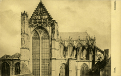 124453 Gezicht op de westgevel van de Domkerk (Munsterkerkhof) te Utrecht, vanaf de Domtoren.N.B. In 1912 is de ...